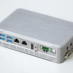 Srebrna, kompaktowa obudowa z licznymi portami: USB, LAN, HDMI, audio, zasilanie DC, COM i VGA. Idealne rozwiązanie do zastosowań sieciowych, np. jako router z funkcją CGNAT.