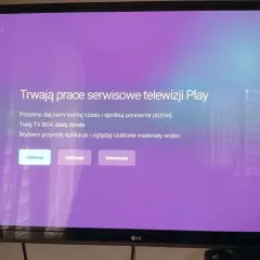 Komunikat na ekranie telewizora informuje o pracach serwisowych. Multimedia awaria dzisiaj, ale TV BOX działa. Można wybrać "Aplikacje" i oglądać ulubione wideo.