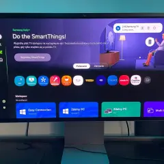Ekran Tizen TV z aplikacją SmartThings. Widok z ikonami aplikacji, w tym zinnia tv, i opcjami połączenia z komputerem.