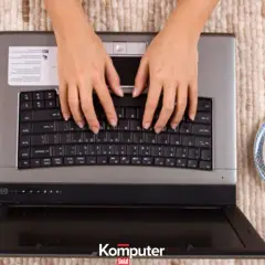 Dłonie piszą na klawiaturze laptopa, obok filiżanka kawy. Stary speccy wciąż działa!