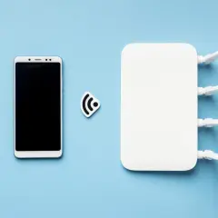 Smartfon i router Wi-Fi, symbolizujące tethering, gotowe do połączenia.