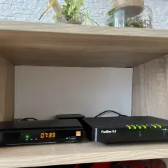 Na półce stoją dwa urządzenia: dekoder Samsung z wyświetlaną godziną 07:33 i router FunBox 3.0 z zapalonymi zielonymi diodami.