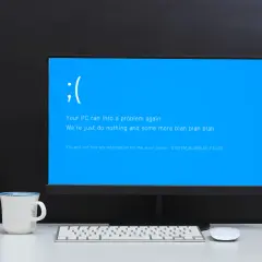 Komputer wyświetla niebieski ekran Windows 10 z komunikatem o błędzie.