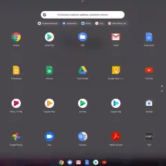 Ekran startowy systemu ChromeOS z ikonami aplikacji: Chrome, Sklep Play, Pliki, Gmail, Dokumenty, Prezentacje, Arkusze, Dysk Google, YouTube, Filmy i TV Play, Muzyka Play, Gry Play, Książki Play, Kamera, Google Photos, Duo, Tłumacz, Adobe Acrobat, Text.