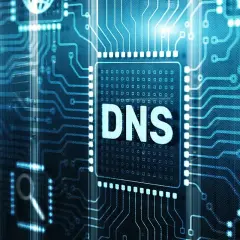 Cyfrowy układ scalony z napisem "DNS" w centrum, otoczony niebieskimi ścieżkami. Wygląda, jakby serwer DNS nie odpowiadał, a sieć była w chaosie.