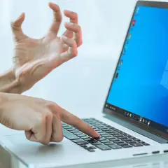 Jak włączyć laptopa Dell: proste kroki na rozwiązanie problemu z zasilaniem