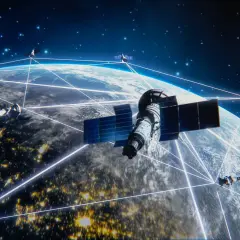 Satelity Starlink tworzą sieć wokół Ziemi, zapewniając globalny internet.