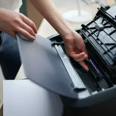 Otwieram klapę drukarki, bo nie drukuje. Sprawdzam, czy toner jest na miejscu.