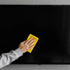 Jak skutecznie umyć telewizor, unikając uszkodzeń ekranu?