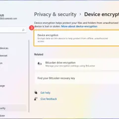 Ustawienia prywatności i zabezpieczeń w Windows 11, gdzie można włączyć szyfrowanie dysku BitLocker.
