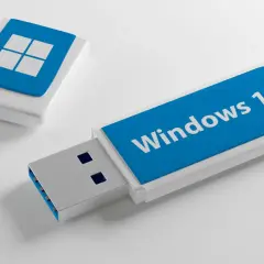 Pendrive z napisem "Windows 11" i logo systemu. Idealny, by dowiedzieć się, jak zainstalować Windows 11.
