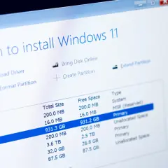 Ekran instalacji Windows 11 pokazuje partycje dysku. Jeśli chcesz jak zresetować laptopa, możesz sformatować partycję.