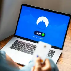 Osoba korzysta z laptopa z aktywnym połączeniem Nord VPN. Sprawdza nord vpn cena, by zapewnić sobie bezpieczeństwo online.