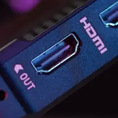 Zbliżenie na port HDMI z oznaczeniem "OUT", gotowy do przesyłania sygnału z obsługą HDCP.