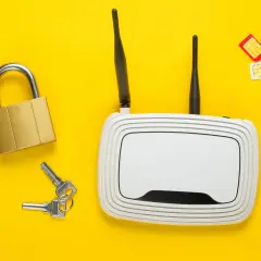 Router z antenkami, kłódka z kluczami i karty SIM symbolizują bezpieczny internet na kartę do routera.