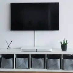 Gdzie dekoder przy wiszącym telewizorze? Oto najlepsze rozwiązania