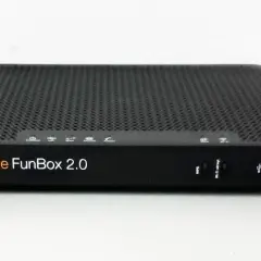 Czarny router Orange FunBox 2.0 z pomarańczowym logo. Widoczne przyciski WPS, Wi-Fi oraz port USB.