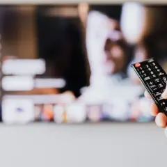 Czy warto kupić telewizor 100Hz? Odkryj kluczowe zalety i wady