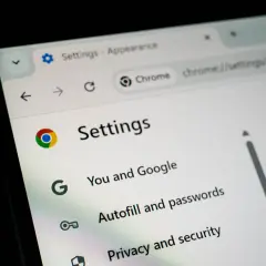 Ustawienia Chrome: "Ty i Google", "Autouzupełnianie i hasła", "Prywatność i bezpieczeństwo". Włącz tryb AI.