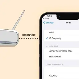 Router z antenkami i ekran telefonu z listą sieci Wi-Fi. Widać nazwę sieci NETGEAR92, która jest naszym ssid.