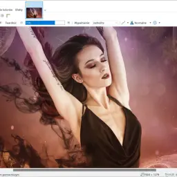 Kobieta w czarnej sukience na tle mechanizmów, edytowana w paint.net.