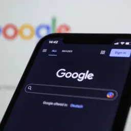 Telefon z włączonym Discovery Google. Widoczna wyszukiwarka i przycisk "Sign in".