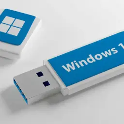 Pendrive z napisem "Windows 11" i logo systemu. Idealny, by dowiedzieć się, jak zainstalować Windows 11.