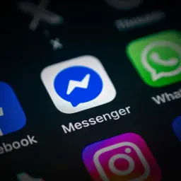 Ikona Messengera na ekranie telefonu, obok Facebooka i WhatsAppa. Dziś messenger nie działa, więc trzeba szukać alternatywy.