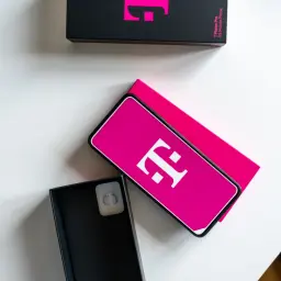 Nowy smartfon T Phone Pro 5G z różowym logo T-Mobile. Idealny pakiet T-Mobile za 30 zł.