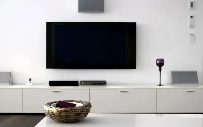 Nowoczesny salon z dużym telewizorem. Sprawdź nasz ranking telewizorów 75 cali, by wybrać najlepszy model do swojego domu.