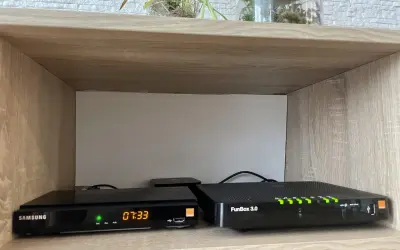 Na półce stoją dwa urządzenia: dekoder Samsung z wyświetlaną godziną 07:33 i router FunBox 3.0 z zapalonymi zielonymi diodami.