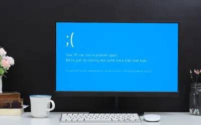 Komputer wyświetla niebieski ekran Windows 10 z komunikatem o błędzie.