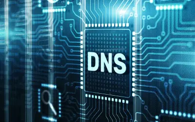 Cyfrowy układ scalony z napisem "DNS" w centrum, otoczony niebieskimi ścieżkami. Wygląda, jakby serwer DNS nie odpowiadał, a sieć była w chaosie.
