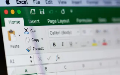 Ekran Excel z opcjami "Home", "Insert", "Cut", "Copy", "Paste", "Format". Widoczne pole formuły fx. Blokowanie komórek Excel jest kluczowe.