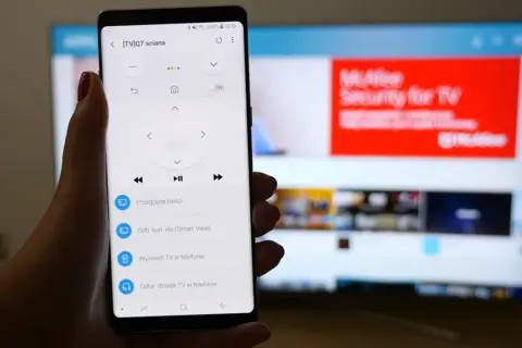 Jak udostępnić internet z telefonu na telewizor? Aplikacja na smartfonie pozwala na przesyłanie obrazu i dźwięku.