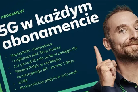 Mężczyzna wskazuje palcem na hasło "5G w każdym abonamencie". Reklama podkreśla zalety internetu w Plusie: szybkość, zasięg i innowacje.