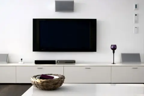 Nowoczesny salon z dużym telewizorem. Sprawdź nasz ranking telewizorów 75 cali, by wybrać najlepszy model do swojego domu.