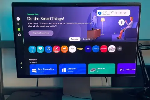 Ekran Tizen TV z aplikacją SmartThings. Widok z ikonami aplikacji, w tym zinnia tv, i opcjami połączenia z komputerem.
