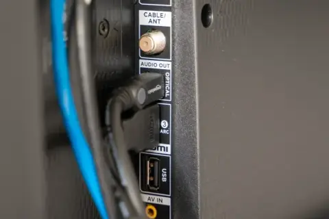 Złącza HDMI, USB i optyczne na telewizorze. Zastanawiasz się, hdcp co to? To zabezpieczenie treści, które chroni przed nielegalnym kopiowaniem.