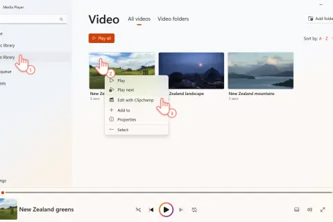 Zrzut ekranu z programu Media Player, pokazujący bibliotekę wideo i menu kontekstowe z opcją "Edytuj w Clipchamp".