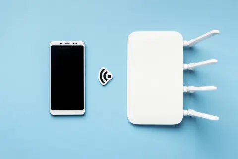 Smartfon i router Wi-Fi, symbolizujące tethering, gotowe do połączenia.