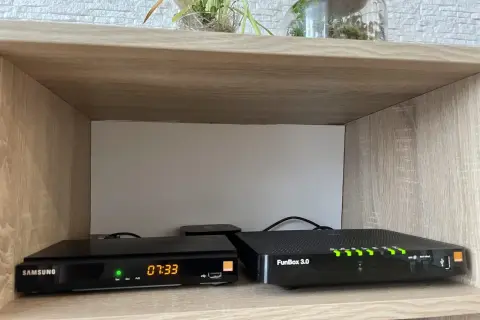 Na półce stoją dwa urządzenia: dekoder Samsung z wyświetlaną godziną 07:33 i router FunBox 3.0 z zapalonymi zielonymi diodami.
