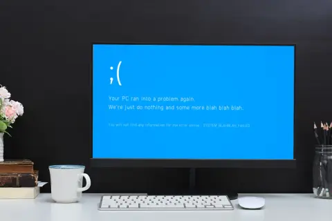 Komputer wyświetla niebieski ekran Windows 10 z komunikatem o błędzie.