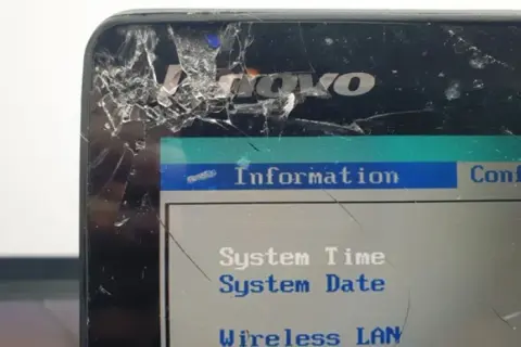 Uszkodzona matryca w laptopie objawy – jak je rozpoznać i co robić