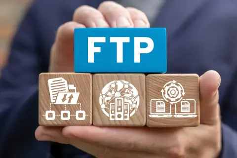 Klocki z ikonami symbolizującymi transfer danych i serwery, z napisem FTP.