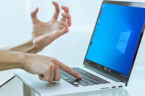 Jak włączyć laptopa Dell: proste kroki na rozwiązanie problemu z zasilaniem