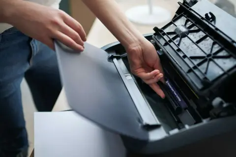 Otwieram klapę drukarki, bo nie drukuje. Sprawdzam, czy toner jest na miejscu.