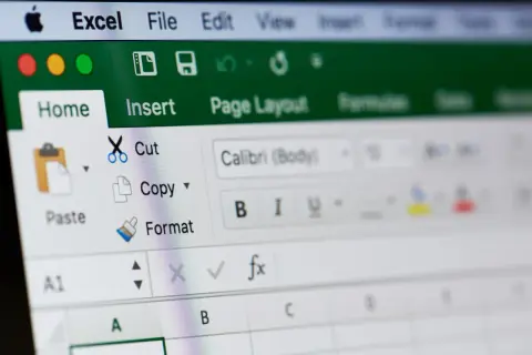 Ekran Excel z opcjami "Home", "Insert", "Cut", "Copy", "Paste", "Format". Widoczne pole formuły fx. Blokowanie komórek Excel jest kluczowe.