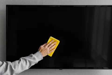 Jak skutecznie umyć telewizor, unikając uszkodzeń ekranu?