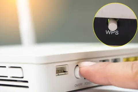 Palec naciska przycisk WPS na routerze, aktywując szybkie połączenie Wi-Fi. Zielona lampka sygnalizuje gotowość.